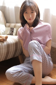 两个女孩子开车细写